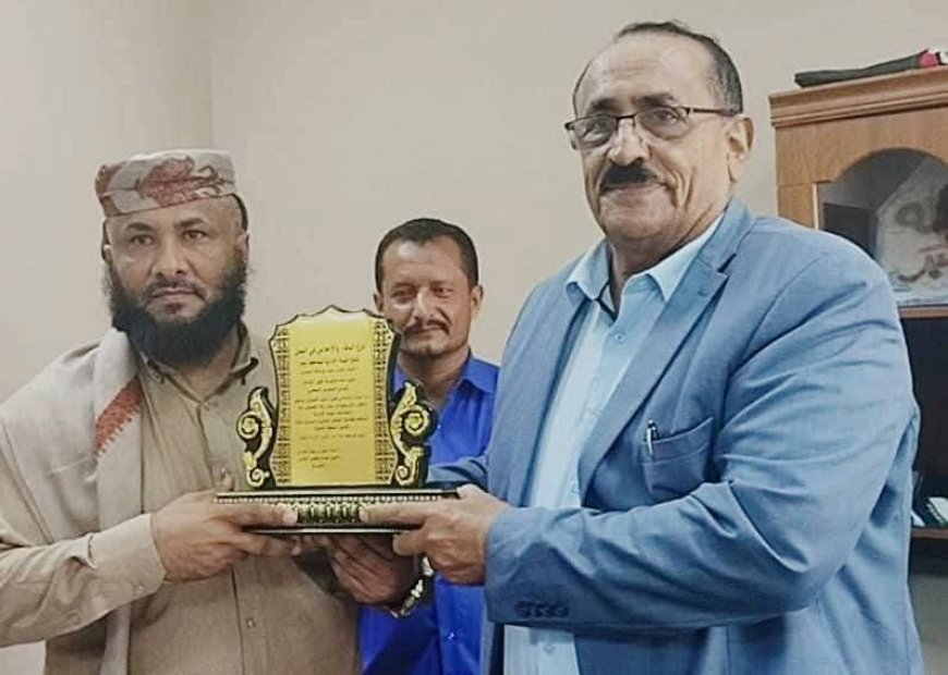 لحج: أمين عام المجلس المحلي يكرم مدير عام طور الباحة بدرع" الوفاء والاخلاص" تقديراً لجهوده المتميزة
