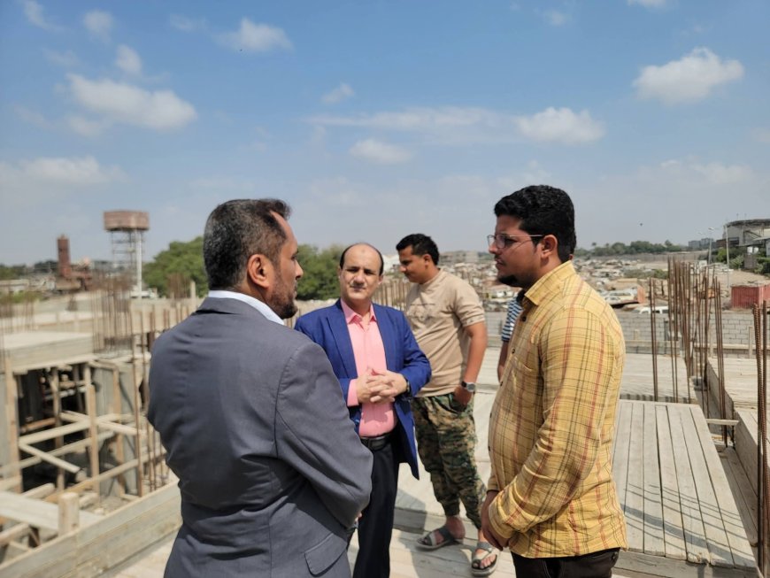 وكيل محافظة عدن لقطاع المشاريع ومدير عام دارسعد يتابعون مستوى الإنجاز في اعمال البناء في مشروعي إعادة بناء مبنى ديوان السلطة المحلية بالمديرية واعادة تأهيل ملعب نادي نصر عدن الرياضي