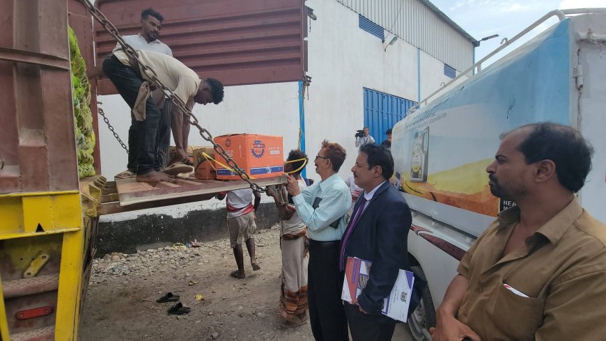 لجنة مشتركة من وزارة الصناعة تضبط مخالفات في غش زيوت السيارات بمستودع تجاري بلحج