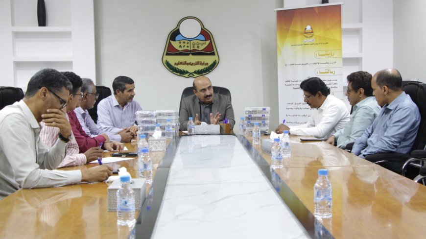 ضمن خطط تطوير التعليم.. المدير باعباد يدشن توزيع حقائب "الأردوينو" بمدارس المكلا*