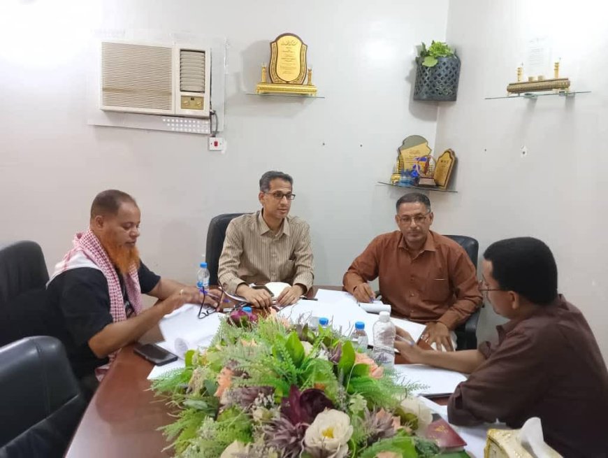 مدير عام الشؤون الاجتماعية والعمل يبحث أوضاع عمال شركة بايونير ويؤكد متابعة المكتب لحل القضايا العالقة 