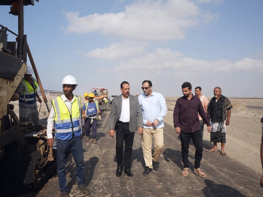 وزير الأشغال يتفقد الأعمال الختامية الإسفلتية في مشروع الخط الدولي (العلم – دوفس) بأبين ويؤكد قرب استكماله.