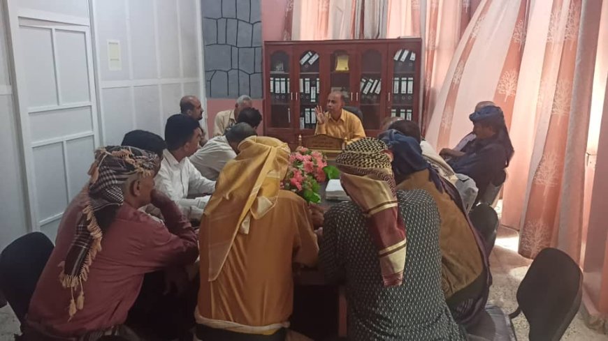 مدير عام زنجبار يناقش مع عقال الحارات آلية التنسيق للتدخلات الإنسانية والإغاثية