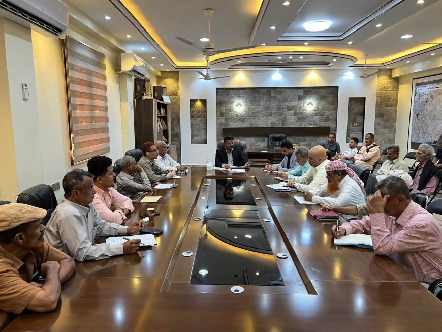 تنفيذي الشيخ عثمان يناقش الإيرادات والخدمات ويؤكد متابعة الأسعار والنظافة