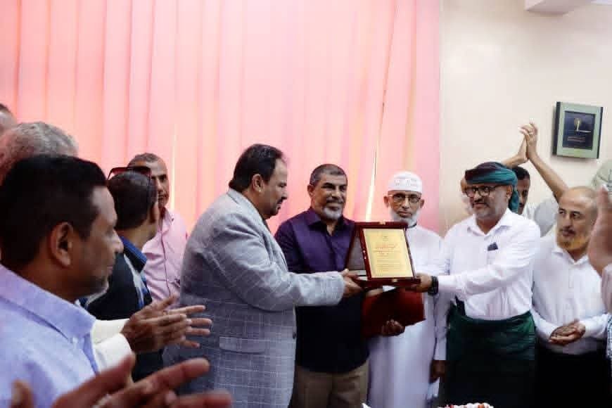 تقديراً لعطائه ٠٠ مدير عام شركة النفط فرع عدن يكرم علي عبده مدير إدارة المبيعات السابق 