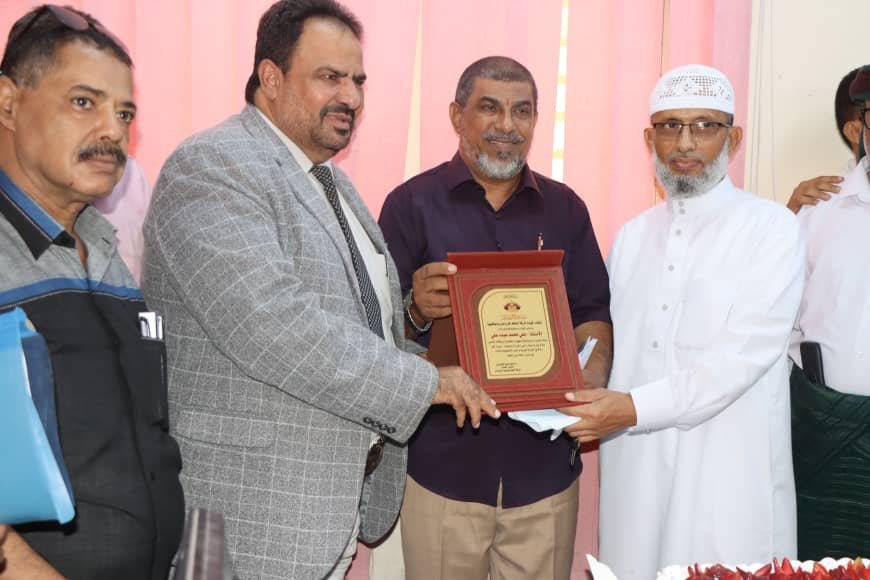 مدير عام شركة النفط بعدن يكرم مدير إدارة المبيعات السابق تقديراً لعطائه