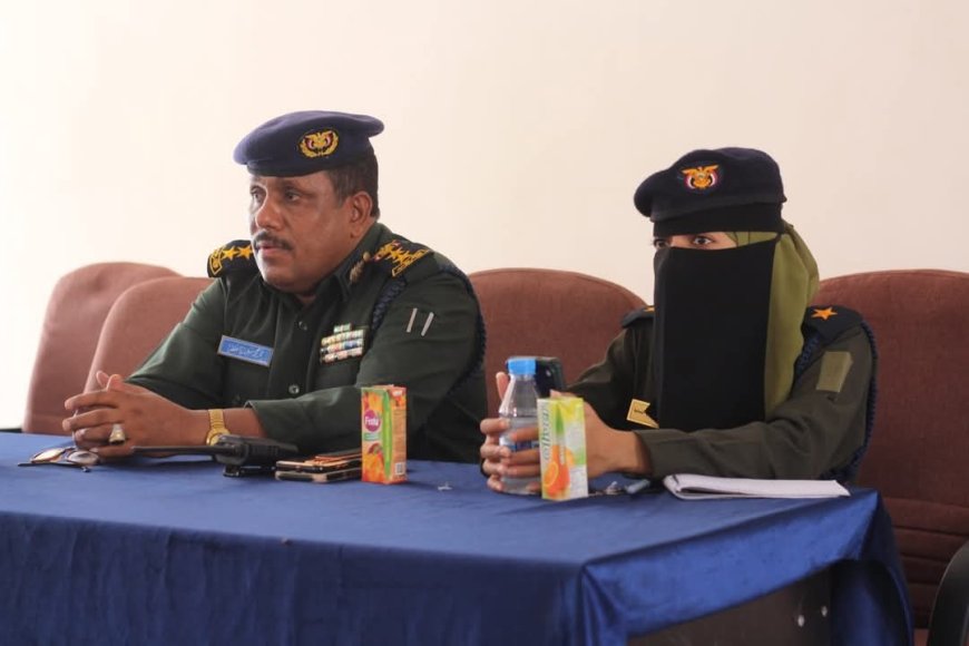 العقيد مرعي باخلعة يلتقي بكادر الشرطة النسائية ويبارك للملازم ثاني عائشة بادنعوس تعيينها 