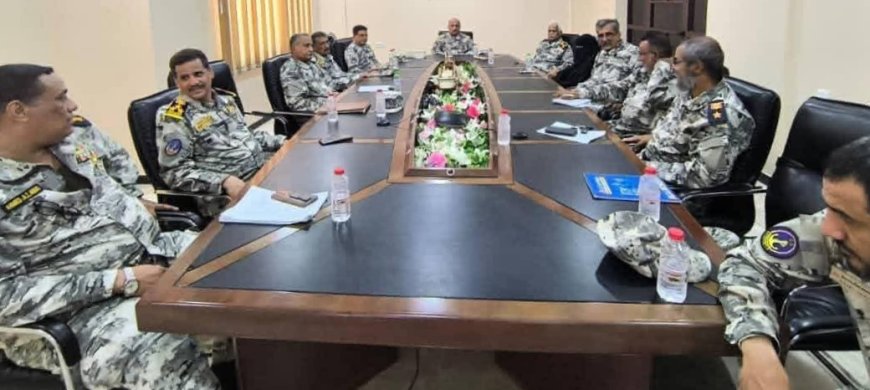 رئيس مصلحة خفر السواحل يعقد اجتماعاً موسعاً مع قيادات المصلحة لتعزيز الجاهزية
