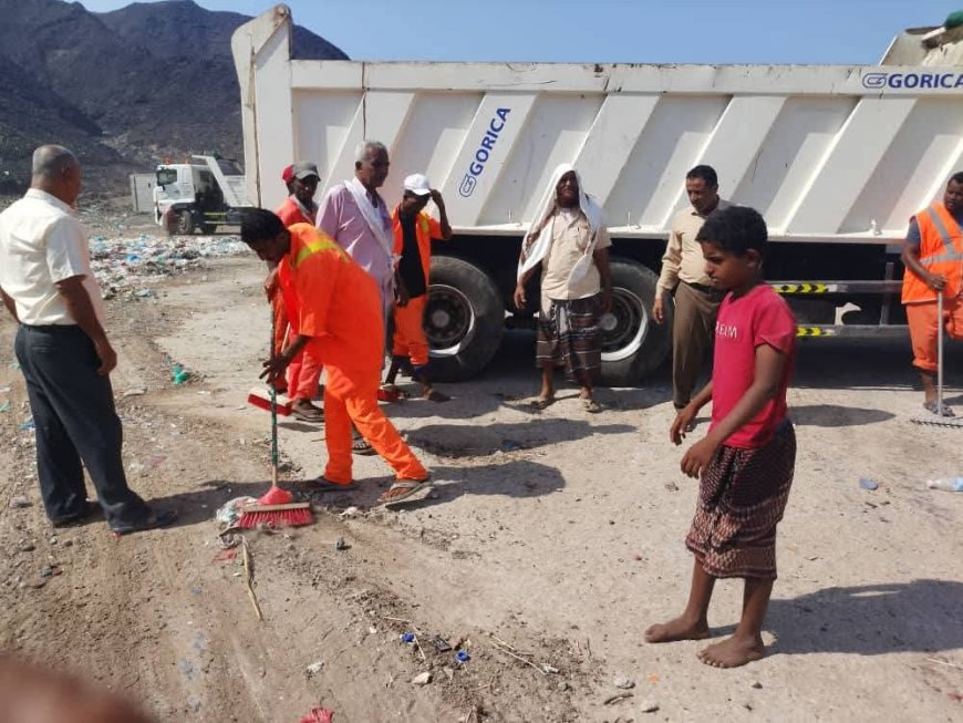 صندوق نظافة عدن ينفذ حملة مكثفة لرفع المخلفات من مناطق الأطراف في البريقة