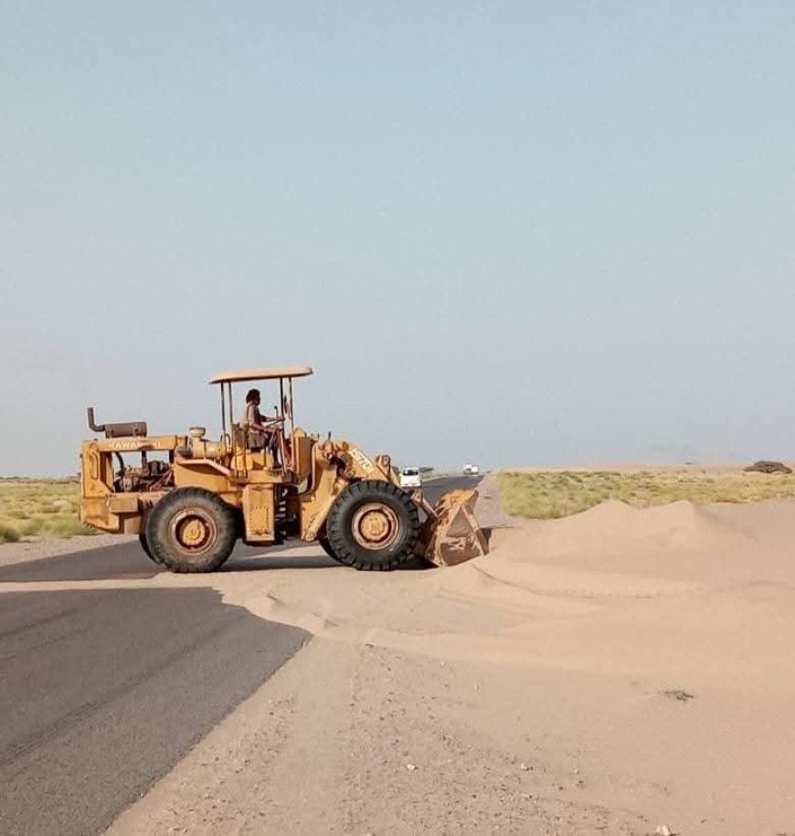 لحج..جهود متواصلة لإزاحة الرمال بطريق عمران – خور عميرة