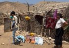 ذو النورين وبن شعيله يقدمان مساعدات غذائية للمعمرين من لكبار سن في قرى نائية بأبين