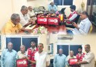 الهلال الأحمر اليمني يوزع حقائب الإسعافات الأولية لأندية الدرجتين الأولى والثانية 