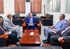رئيس الوزراء وزير الخارجية يزور وزارة المالية ويجتمع بقيادتها لمتابعة تنفيذ القرارات المعيشية وضبط الإيرادات
