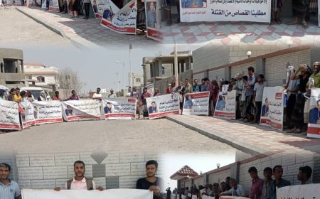 وقفة احتجاجية لأولياء دم "أحمد حمود العديني" أمام المحكمة الجزائية بعدن تنديداً بقرار الإفراج بضمانة عن المتهم الرئيسي