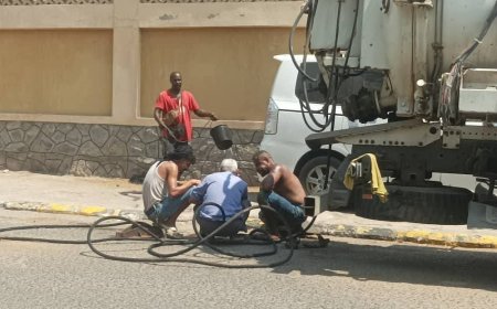 فرق الصرف الصحي بعدن تنفذ حملة ميدانية واسعة لفتح الانسدادات في عدد من المديريات