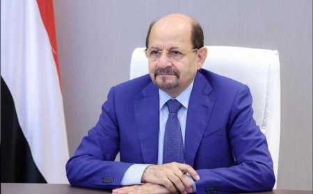 رئيس مجلس الوزراء وزير الخارجية يلتقي رئيس أركان قوات درع الوطن في معاشيق