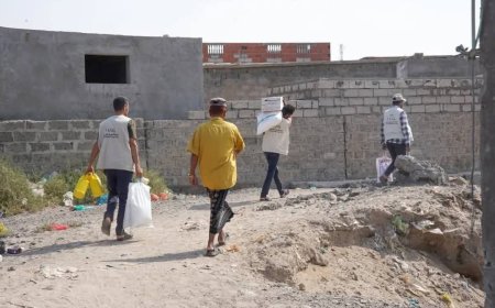 الخلية الإنسانية تقدم مساعدات غذائية لأسر الصيادين المفقودين في الحديدة