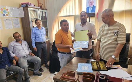 مدير مالية المظفر يكرم موظفيه في تعز بمناسبة عيد العمال 2026