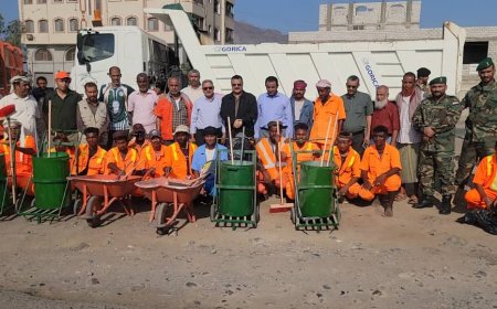 "أنعم" و"الداؤودي" يدشنان حملة رفع الأتربة والمخلفات من الشوارع العامة بمديرية البريقة