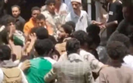 تعز..عراك عنيف يثير الفوضى داخل حـرم جامعة السعيد