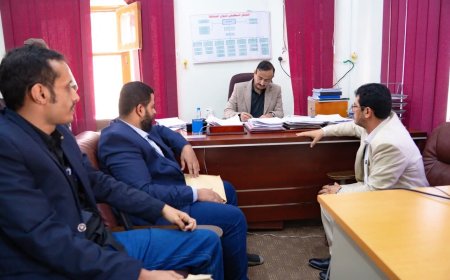المحافظ بن الوزير يناقش مع صندوق صيانة الطرق موازنة فرع الصندوق وخطط مشاريع التأهيل والصيانة للعام 2026م