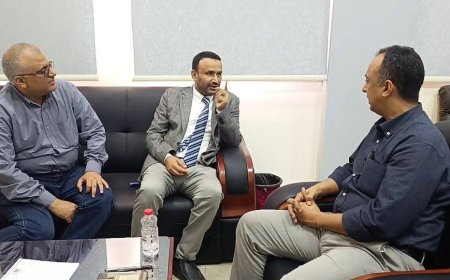 مدير صحة عدن يناقش مع مدير المخيمات الطبية بالوزارة سبل تعزيز التعاون المشترك