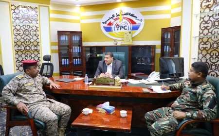 قائد خفر السواحل بساحل حضرموت يزور شركة النفط ويبحث تعزيز تأمين وصول سفن الوقود إلى ميناء المكلا.