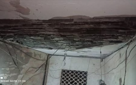 الجاوي: ملف المباني المتهالكة في المديرية يحظى بمتابعة وحرص شديدان من قبل المحافظ ووجهت بالعمل بترميم سلالم عمارة باشنفر المنهارة.