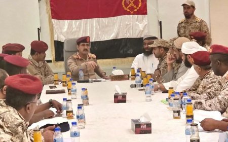 وزير الدفاع يعقد اجتماعاً موسعاً بقيادة المنطقة الأولى