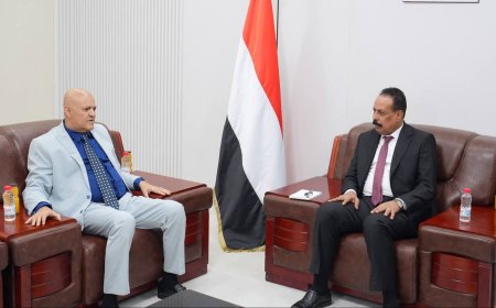 وزير الأشغال العامة والطرق يناقش مع محافظ تعز أوضاع الطرق والمشاريع المتعثرة. 