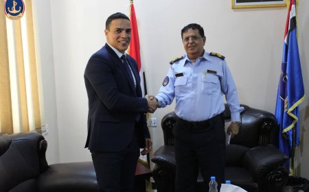 خفر السواحل اليمنية تستقبل الملحق العسكري الفرنسي لدى اليمن لبحث تعزيز التعاون في الأمن البحري