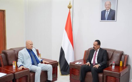 وزير الأشغال العامة والطرق يناقش مع محافظ تعز أوضاع الطرق والمشاريع المتعثرة