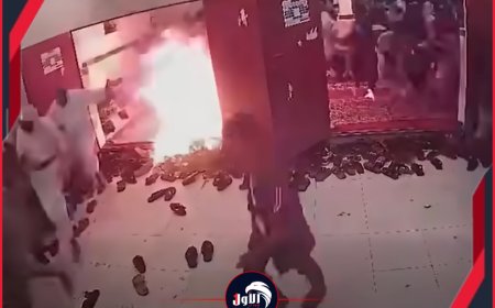 فيديو صادم يوثق لحظة إشعال شاب النار في جسده داخل مسجد بمأرب