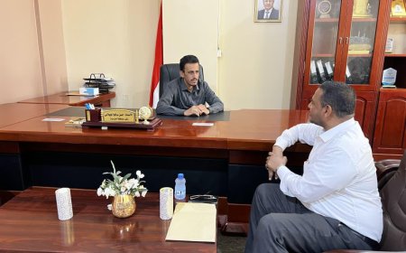 وكيل المحافظة الجيلاني يلتقي رئيس مركز روافد حضرموت للدراسات والتنمية ويطّلع على برامجه التنموية