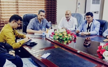 محافظ لحج يلتقي وفداً من بيئة سقطرى ولحج لتعزيز التبادل العملي والترابط الإداري بين المحافظتين