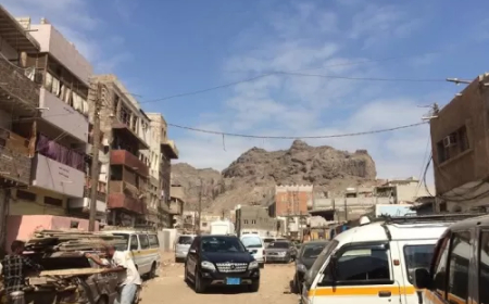 اشغال صيرة تنفذ أعمال تأهيل لعدد من المباني المهددة بالانهيار في الخساف