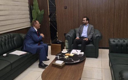 وزير الخدمة المدنية يناقش أوضاع أعضاء هيئة التدريس بجامعة صنعاء النازحين إلى المناطق المحررة