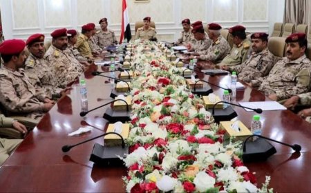 وزير الدفاع يطلع على جهود استكمال قطع البطاقة الذكية لمنتسبي الوزارة ويكرم اللواء الركن صالح حسن