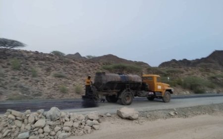 تواصل رش مادة الـ MC تمهيداً لسفلتة طريق الشهيد أبو اليمامة