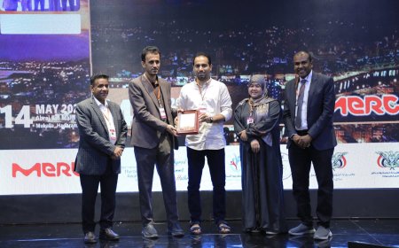 تكريم مكتب الشؤون الاجتماعية بساحل حضرموت خلال تدشين القمة العلمية للغدة الدرقية بالمكلا