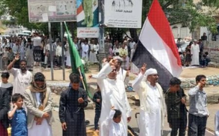 تعز..وقفة احتجاجية حاشدة فيها للمطالبة بالغاز والماء والكهرباء ودعم الجيش