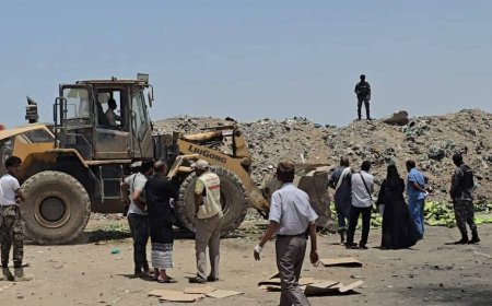 نيابة الصناعة والتجارة بعدن تتلف مواد غذائية غير مطابقة لاشتراطات الصحة والسلامة