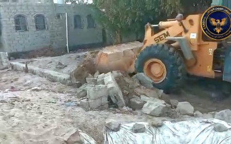 وحدة حماية الأراضي تنفذ حملة واسعة لإزالة التعديات ووقف البناء العشوائي في عدد من مديريات العاصمة عدن 