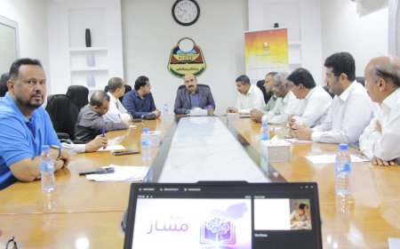 مدير مكتب وزارة التربية والتعليم بساحل حضرموت يطّلع على تطبيق "مسار" التعليمي المرتبط بالذكاء الاصطناعي ويشيد بإمكانياته
