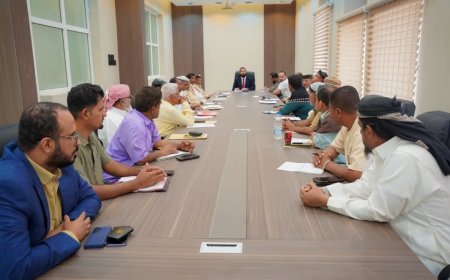 محافظ أبين يترأس اجتماعاً موسعاً لمديري عموم المديريات والمرافق الخدمية لتعزيز العمل المؤسسي
