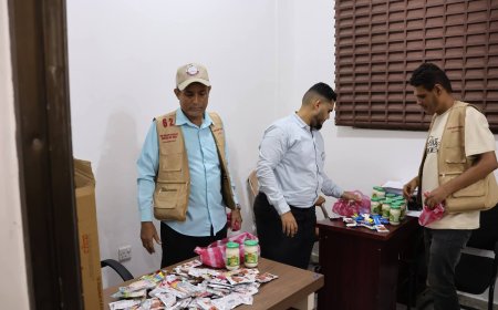 مكتب الصناعة والتجارة بمديرية التواهي بالعاصمة عدن يضبط مواد غذائية منتهية الصلاحية