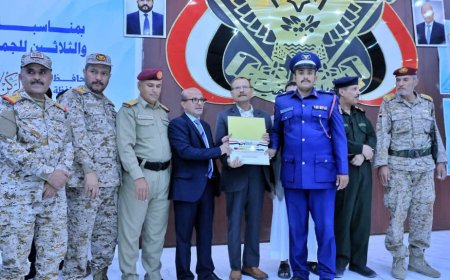 مارب..السلطة المحلية بمحافظة إب تكرّم 137 خريجاً من كلية الطيران والدفاع الجوي من أبناء المحافظة