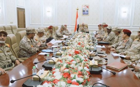 نائب رئيس الاركان يعقد اجتماعا موسعا بالهيئات والدوائر والمناطق العسكرية