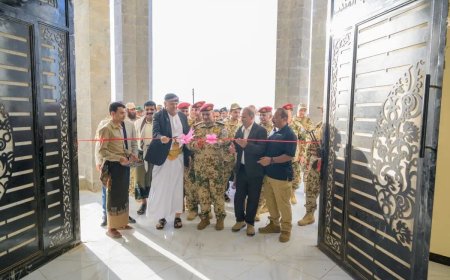 طارق صالح يفتتح مبنى السلطة المحلية في ذو باب المندب بمحافظة تعز