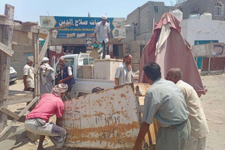 بتوجيهات القائم بأعمال المديرية أحمد الداؤودي..حملة لإزالة المظاهر العشوائية وتنظيم الحركة المرورية في عدد من شوارع البريقة